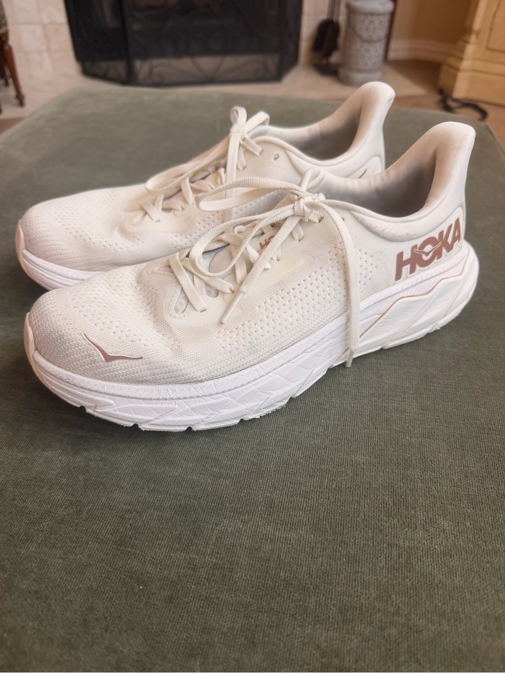 Size 10.5B HOKA Arahi 7 women's running shoes in the Blanc De Blanc/Rose EUC